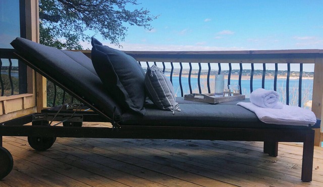 Bright Cove Bungalow- Charming & Luxe Waterfront home located on Lake Travis
