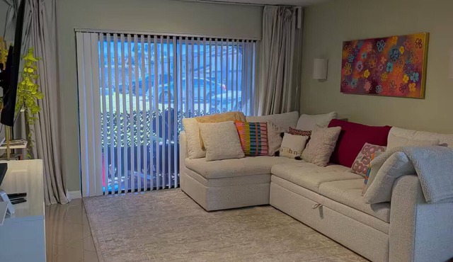 Bright & Cozy 2/2 - Great location!