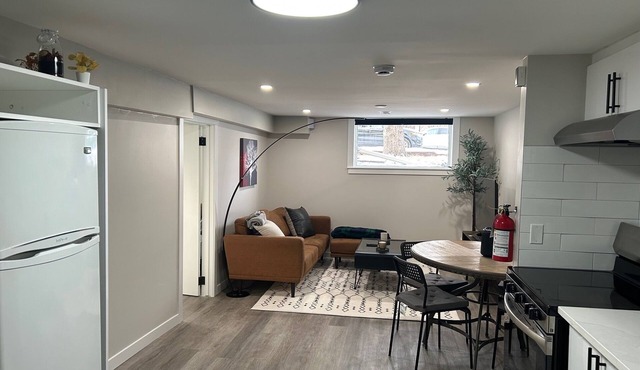 Bright & Cozy 2-Bedroom Suite