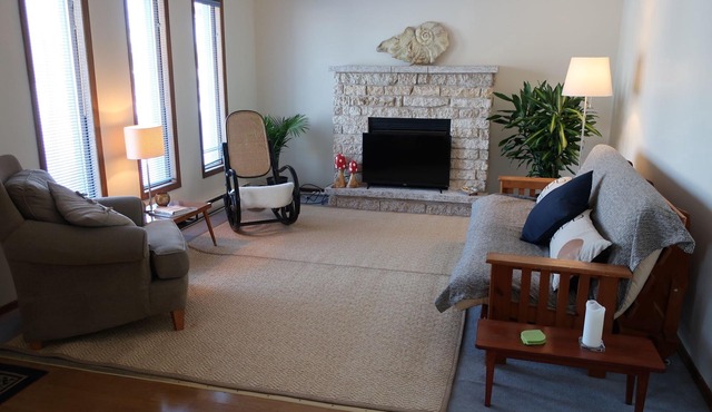 Bright, Cozy, 2 Bedroom vacation hom w/deck - 4 blocks from beach!