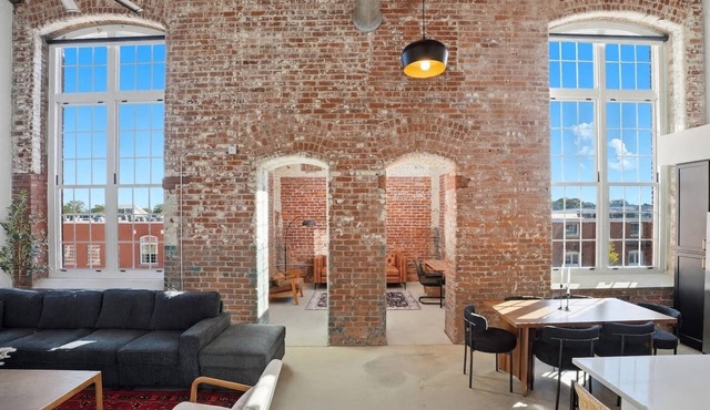 Bright & Cozy 2BR Apt w/Parking
