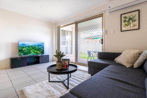 Bright & Cozy 2BR Duplex near Logan Central Comforts