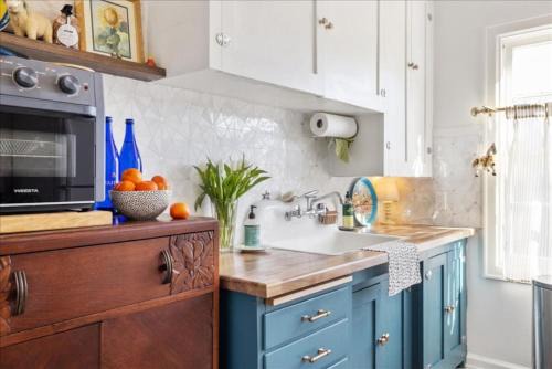 Bright & Cozy 2BR | Near Downtown, MSU & Hospitals