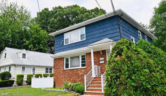 Bright & cozy * 2nd Floor Apartment*. Close to NYC