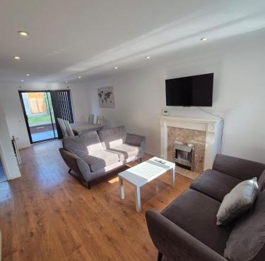 Bright & Cozy 3 Bed House with Parking