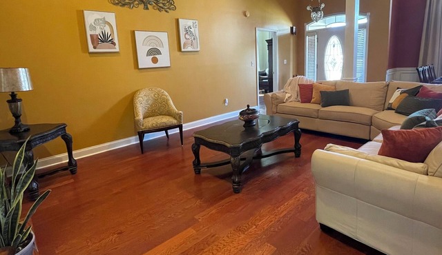 Bright & cozy 3 bedroom home minutes from theme parks and many dining options.