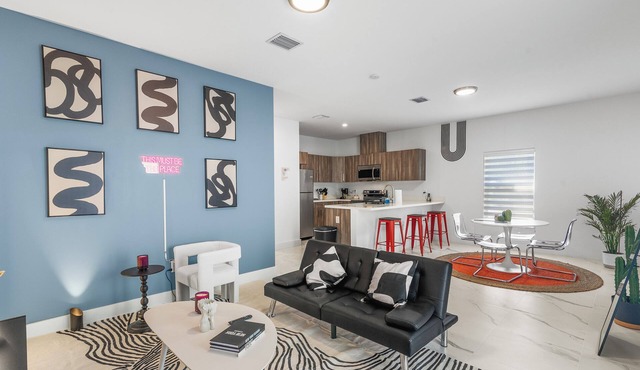Bright & Cozy 3BR w/Fast WiFi, Minutes to Beach!