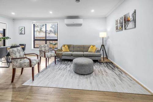 Bright & Cozy 4-Bed Home in Rockbank