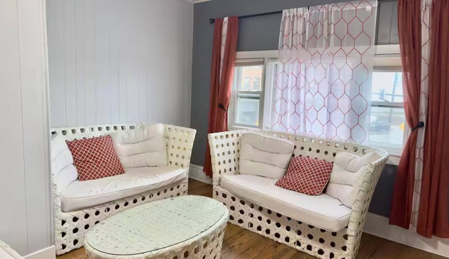 Bright & Cozy 4BR Apartment Perfect Chicago Location