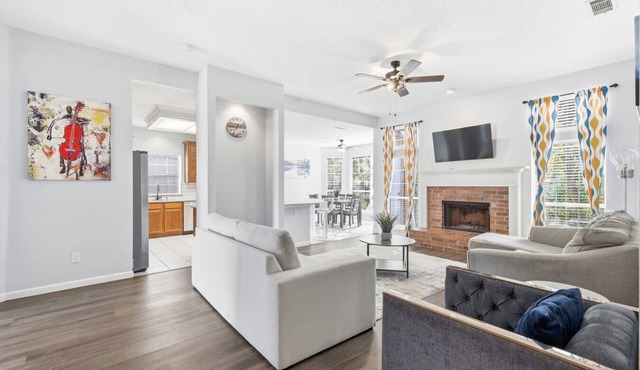 Bright & Cozy 4BR Home w Movie Room & Backyard