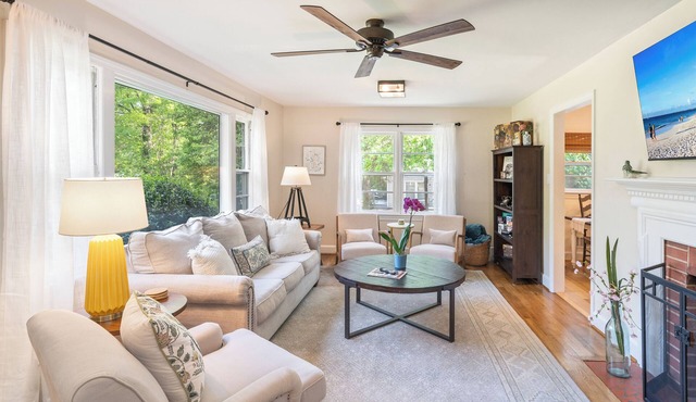 Bright, Cozy, and Just Minutes to the Best of Raleigh
