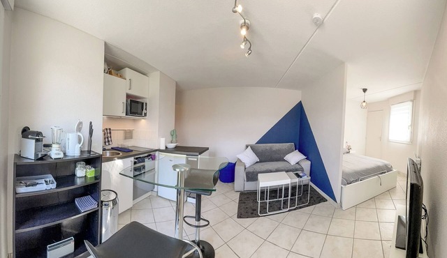 Bright Cozy Apartment, Near TrainStation * Parking