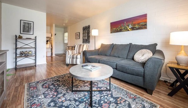 Bright & Cozy Apt w Free Parking and King Bed