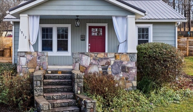 Bright & Cozy Bungalow Close To Downtown! Dogs Stay Free!