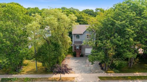 Bright & Cozy Cottage in the Heart of Dartmouth