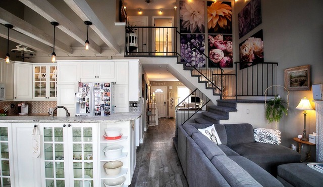 Bright & Cozy Cottage- Serene Artist’s Home