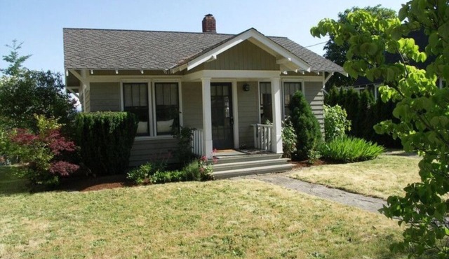 Bright cozy cottage with Mt. Adams view