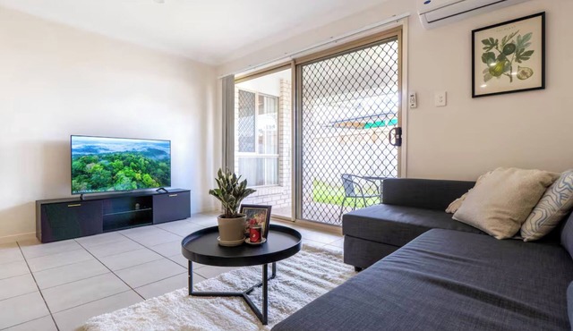 Bright & Cozy Duplex near Logan Central Comforts