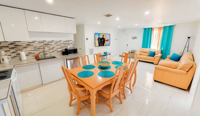 Bright & Cozy Family Home Near Dania Beach