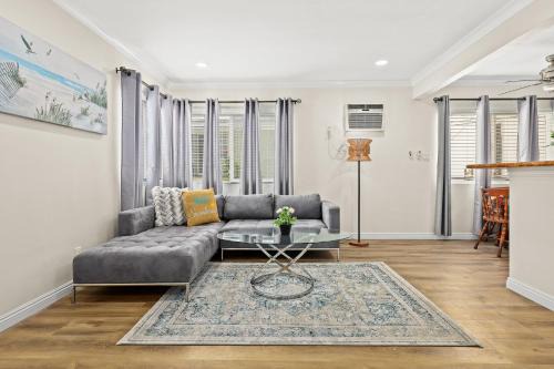 Bright & Cozy Getaway-10min to Downtown LA