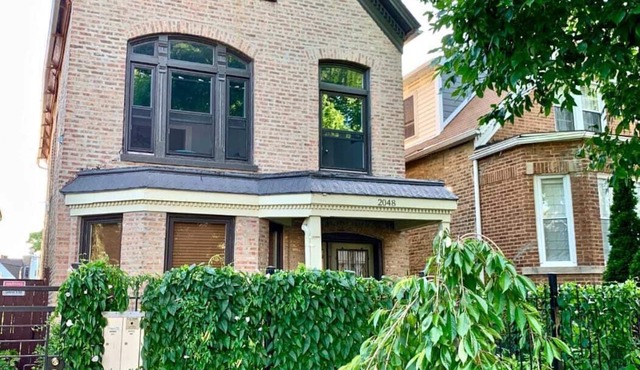 Bright/Cozy/Hip 2/1 Apt | Logan Square