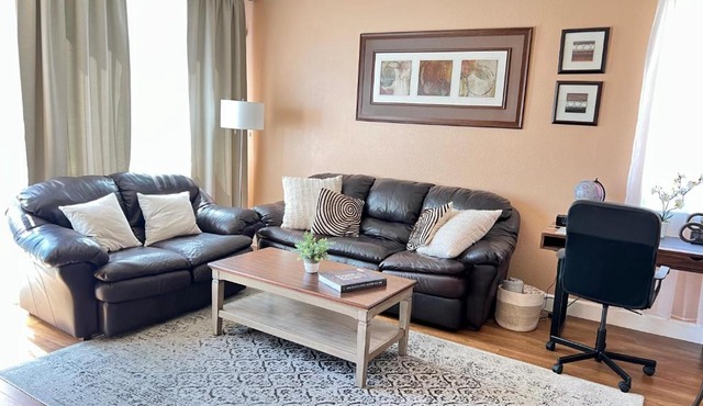 Bright & Cozy Home In The Park