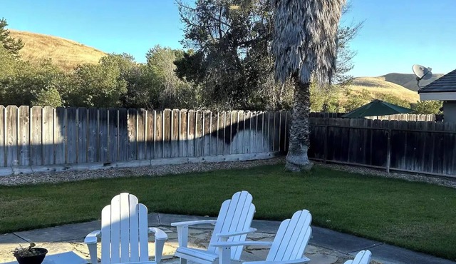 Bright cozy home10 minutes from Monterey and Carmel!