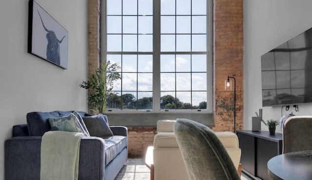 Bright, Cozy Loft | Pool | Gym | Great location!