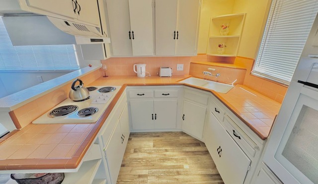 Bright & cozy modern space near Downtown.