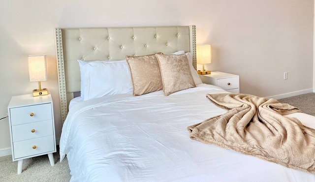 Bright & Cozy | Queen Bed | Pool | MUST SEE