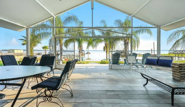 Bright & Cozy retreat on Lake Weir with a beautiful white sandy beach!