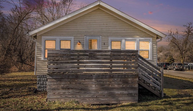 Bright & Cozy Retreat Private Entrance, Pets Welcome, Near Downtown Kalamazoo!