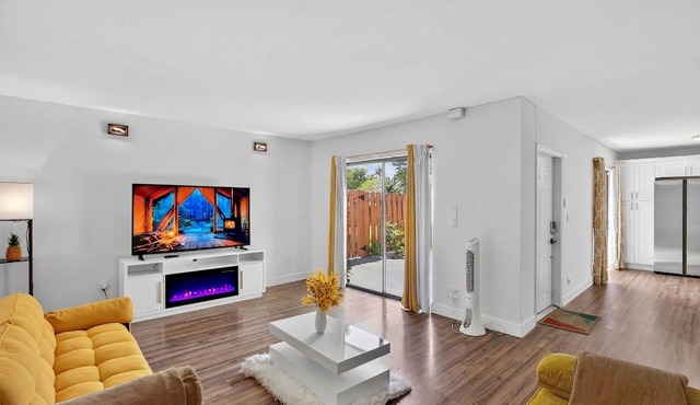 Bright & Cozy Townhome · Pool & Near Downtown