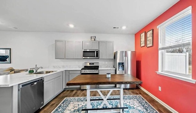 Bright & Cozy Townhouse n-easy drive to the beaches!