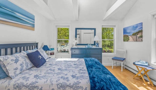 Bright & Cozy with Patio, Grill and near the Beach & Golf