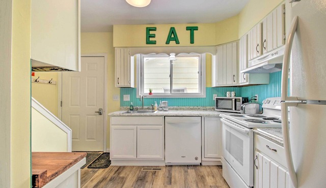 Bright Crosby Home - Walk to Main St & Beach!