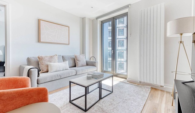 Bright Croydon 1BR, new build w/ 24h security, nr Tube, by Blueground