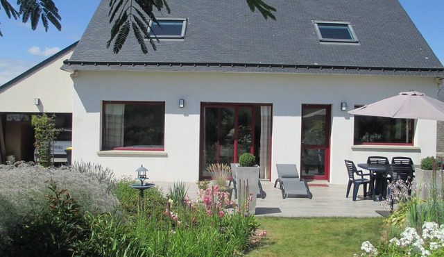 Bright detached house with landscaped garden sleeps 2 to 6, wifi access