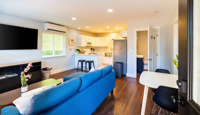 Bright Detached Private Guesthouse - 1 block from Kern Park in Foster-Powell