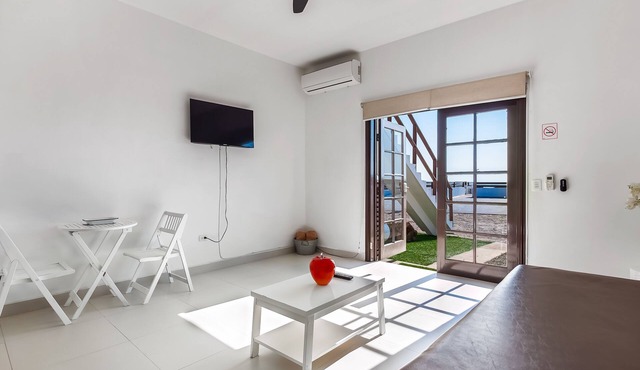 Bright dog-friendly suite with kitchenette, heated outdoor pool, hot tub, patio