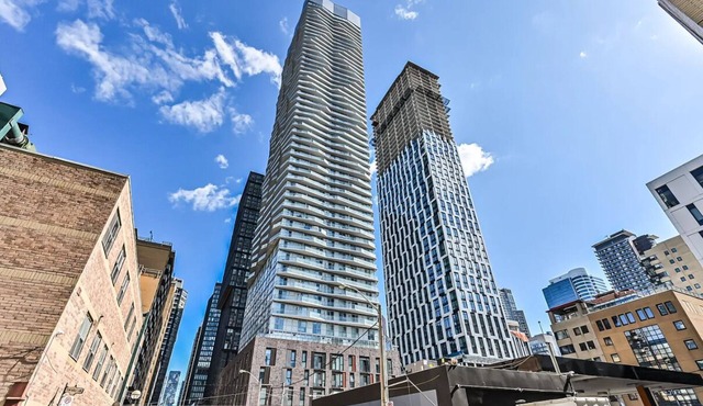 Bright Downtown Retreat near Eaton Centre & Subway