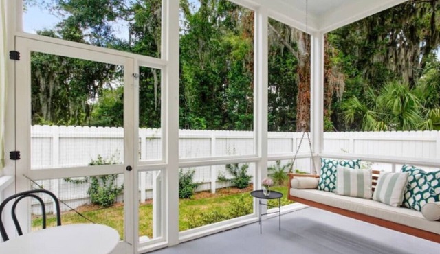 Bright Dreamy Cottage-Walkable to Water & Downtown