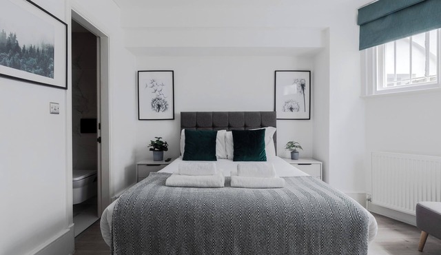 Bright Earls Court Studio Apartment