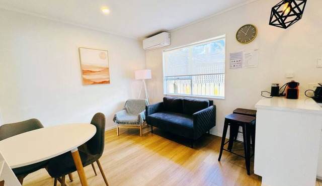 Bright Eden Park two bed townhouse private parking