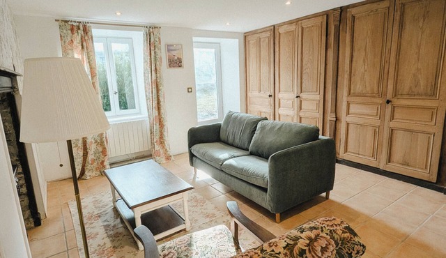 Bright English-style cottage apartment