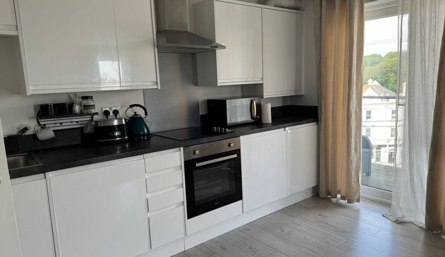 Bright ensuite Private Room in 2BR Apt – Singles, couples, families allowed