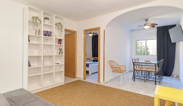 Bright and Spacious 2-Bedroom Apartment Steps from Florida Metro (Red Line).