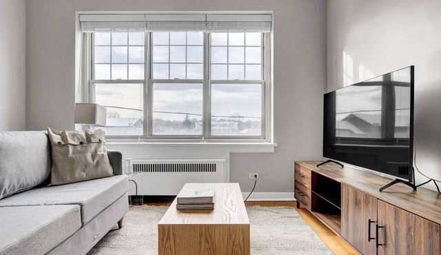 Bright Evanston 1BR, 1 mile to Northwestern campus, by Blueground