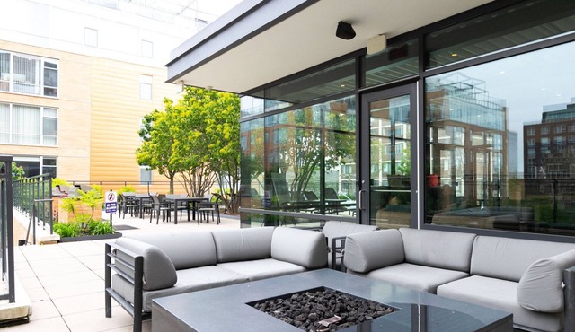Bright Evanston 1BR w/Pool & Gym, walk to Northwestern, by Blueground