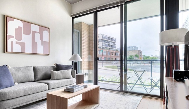 Bright Evanston 1BR w/ Pool & Gym, walk to Northwestern, by Blueground